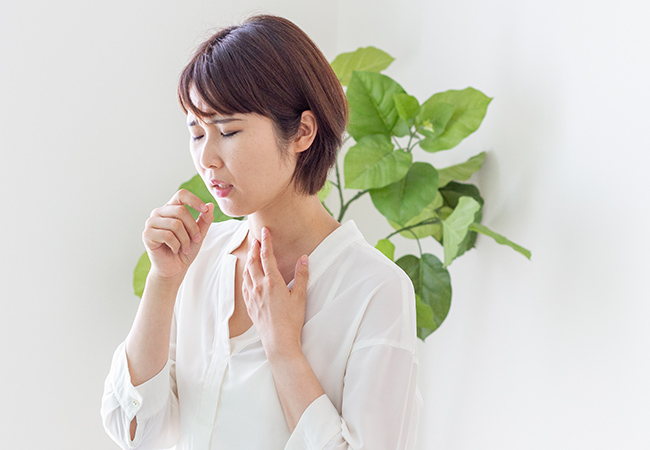 咳き込み苦しそうな女性